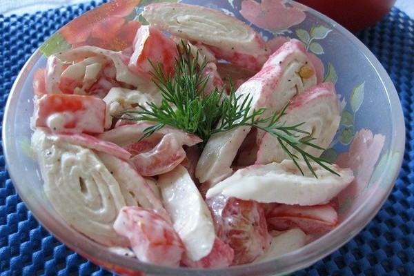 Крабовый салат-коктейль с помидорами Крабовый салат-коктейль с помидорами