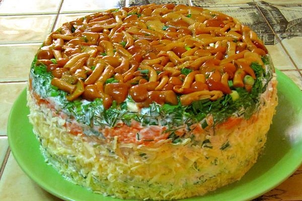 Слоеный салат «Лукошко» с грибами и мясом