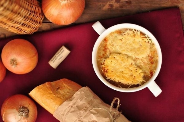 Луковый суп с багетом и сыром