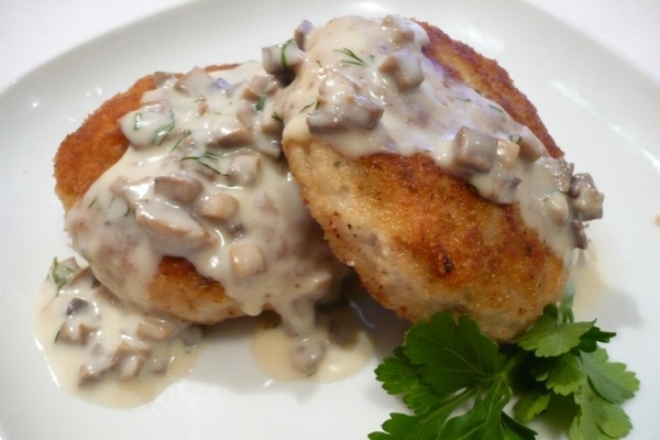 Рыбные котлеты в грибном соусе