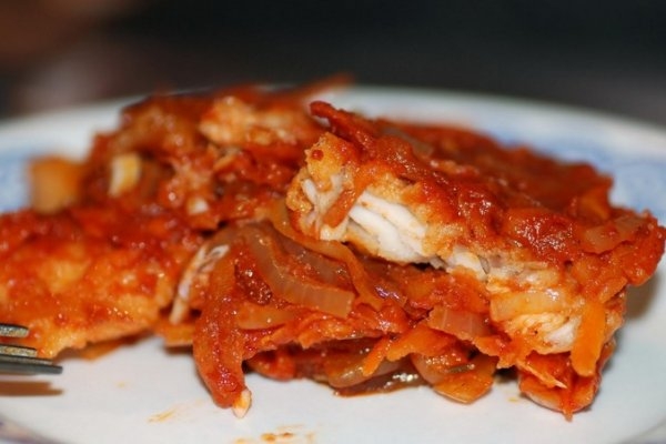 Белая рыба под овощным маринадом на сковороде