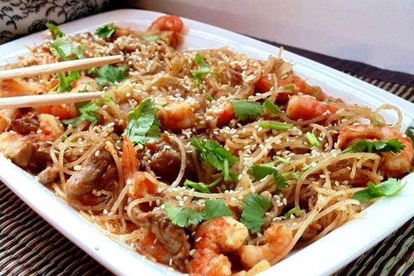 Куриные грудки с рисовой лапшой