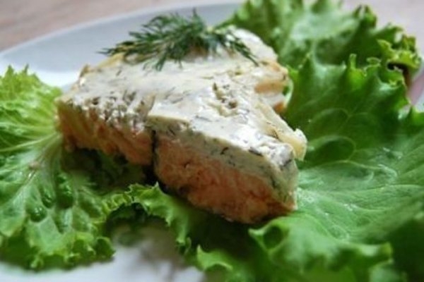 Филе семги с картофелем под сметанным соусом в духовке