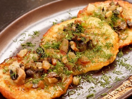 Деруны с грибной подливой по-украински