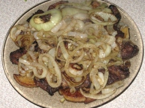 Печень с луком и яблоками по-берлински