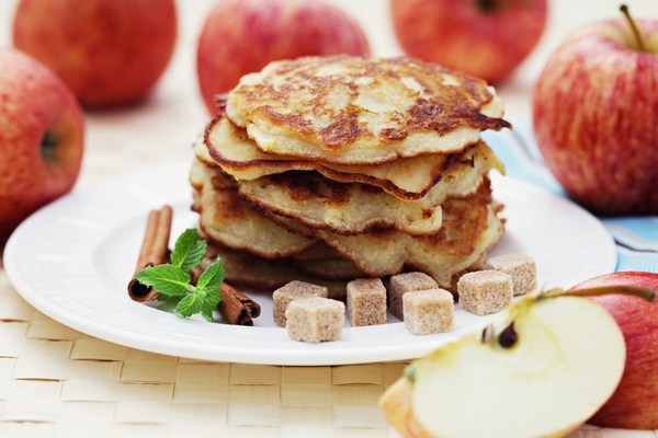 Кефирные оладьи с яблоком и корицей