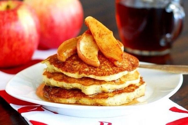 Оладьи на кефире с корицей и яблоком