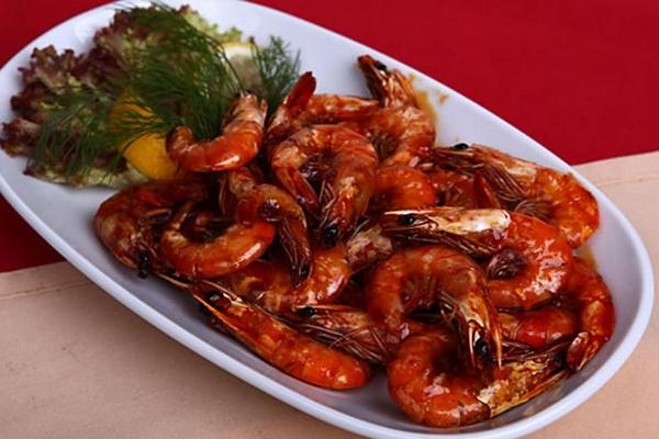 Жареные креветки с рисом и соусом