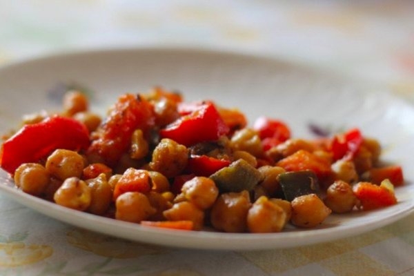 Турецкий горошек с овощами и специями