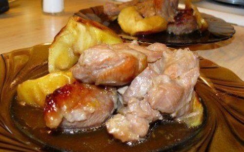 Запеченное с яблоками и сыром филе индейки