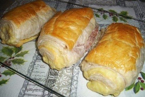 Рулеты слоеные с салями и сыром Рулеты слоеные с салями и сыром