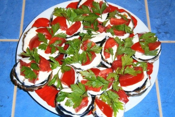 Острые жареные баклажаны с помидорами