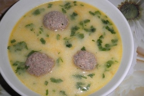 Сырный суп с фрикадельками из говяжьего фарша