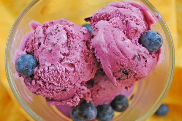 Черничное мороженое из сметаны по-домашнему