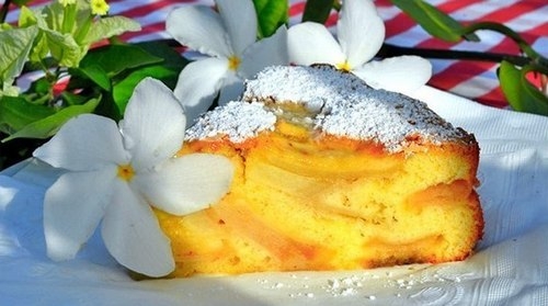 Шарлотка с яблоками по-домашнему в духовке