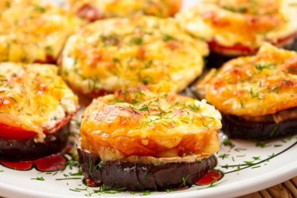 Запеченные баклажаны со сметаной и сыром