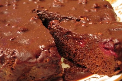 Шоколадно-вишневый кекс в мультиварке