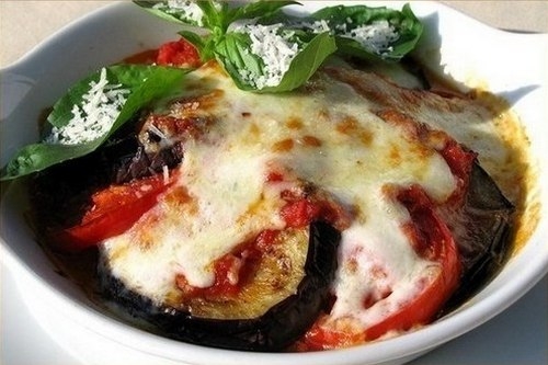 Баклажаны с моцареллой, помидорами и базиликом