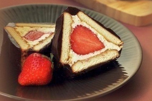 Творожный рулет без выпечки с клубникой