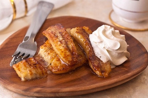 Жареные бананы с взбитыми сливками Жареные бананы с взбитыми сливками