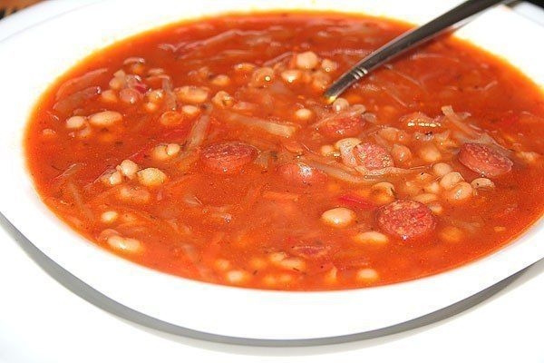 Густой фасолевый суп с колбасой