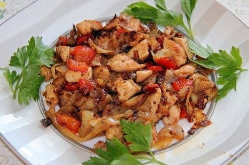 Курица с тушеными овощами по-домашнему