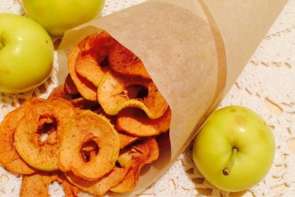 Сладкие яблочные чипсы с корицей