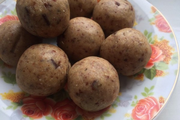 Конфеты из изюма, кураги и фиников