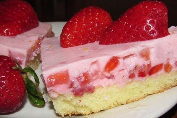 Вкусный торт «Ленивец» с клубникой Вкусный торт «Ленивец» с клубникой