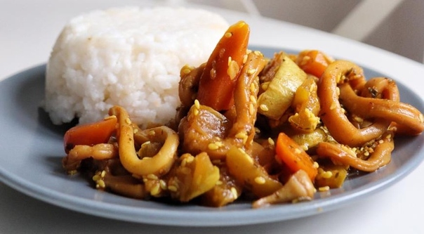 Удивительное рагу из кальмаров с овощами