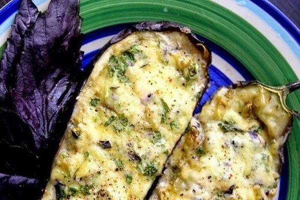 Баклажаны, фаршированные творожно-сырной начинкой