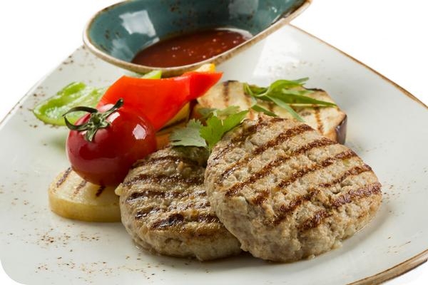 Котлеты из телятины с тушеными овощами