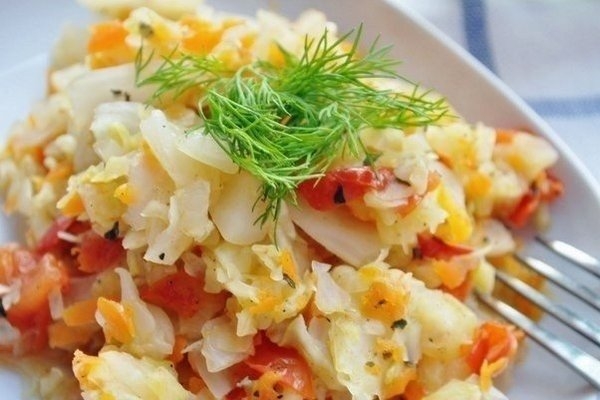 Сочная капуста тушеная с овощами