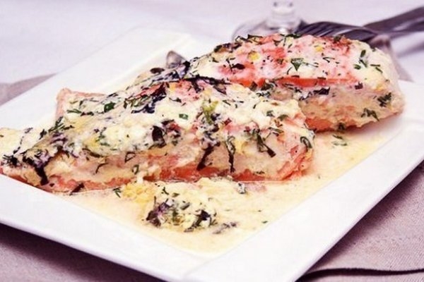 Семга, запеченная под соусом из трав