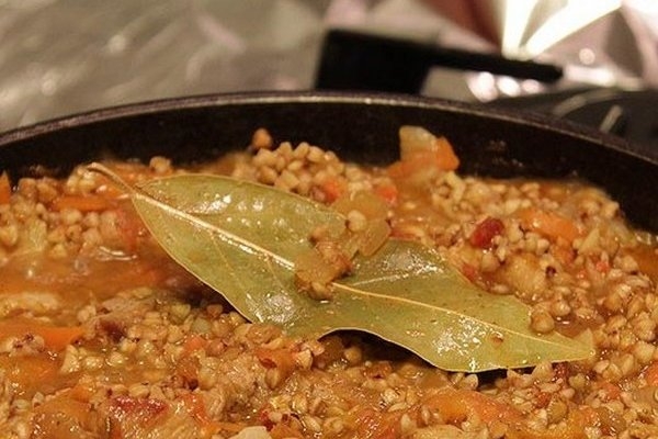 Гречка с фаршем, овощами и томатной пастой