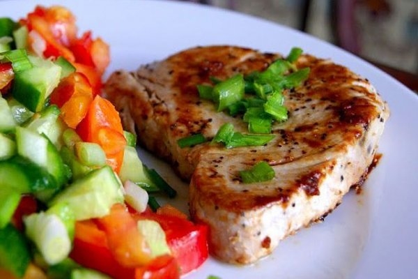 Стейк из тунца со свежими овощами