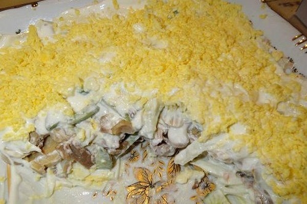 Салат с курицей, шампиньонами и свежими огурцами