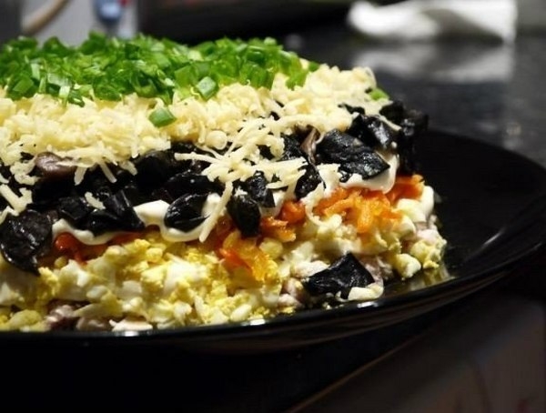 Слоеный салат с жареными грибами, курицей и сыром