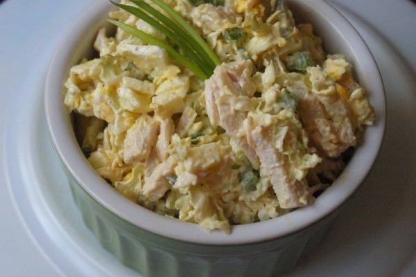 Салат с куриным филе, пекинской капустой и сыром