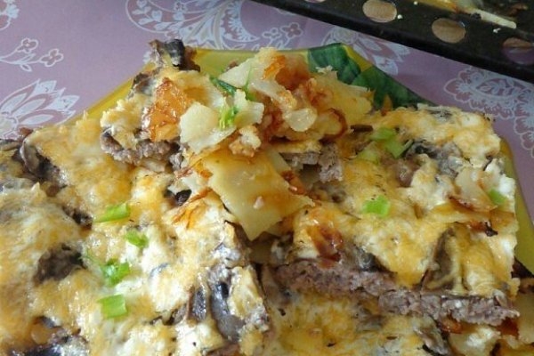 Мясная запеканка с грибами, картофелем и сыром
