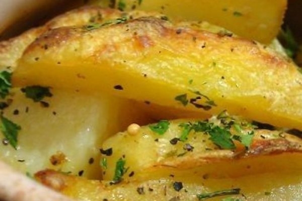 Тушеная картошка с мясом и сметаной в горшочках