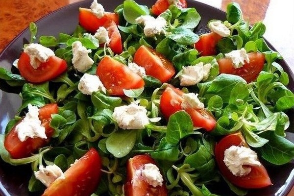 Легкий салат с рукколой, помидорами черри и козьим сыром