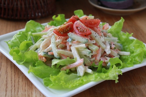 Легкий салат из свежих овощей с яблоком Легкий салат из свежих овощей с яблоком