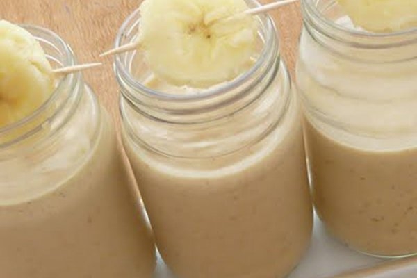 Банановый смузи с миндалем и овсяными хлопьями Банановый смузи с миндалем и овсяными хлопьями