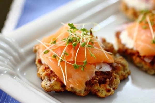 Гречневые оладьи с малосольной семгой Гречневые оладьи с малосольной семгой
