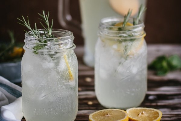 Лимонад с мятой и розмарином Лимонад с мятой и розмарином