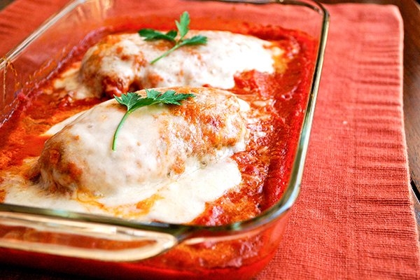Куриное филе в томатном соусе с моцареллой и пармезаном Куриное филе в томатном соусе с моцареллой и пармезаном