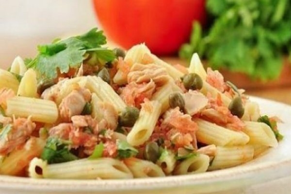 Макароны с тунцом и горошком на сковороде Макароны с тунцом и горошком на сковороде
