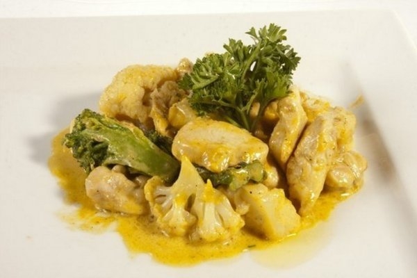 Тушеное куриное филе с брокколи и сметаной Тушеное куриное филе с брокколи и сметаной