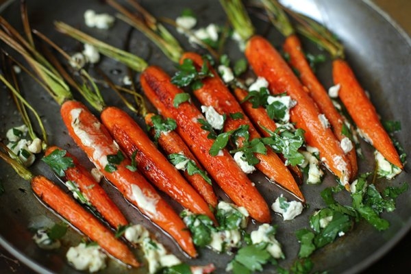 Запеченная морковь с петрушкой и сыром фета Запеченная морковь с петрушкой и сыром фета